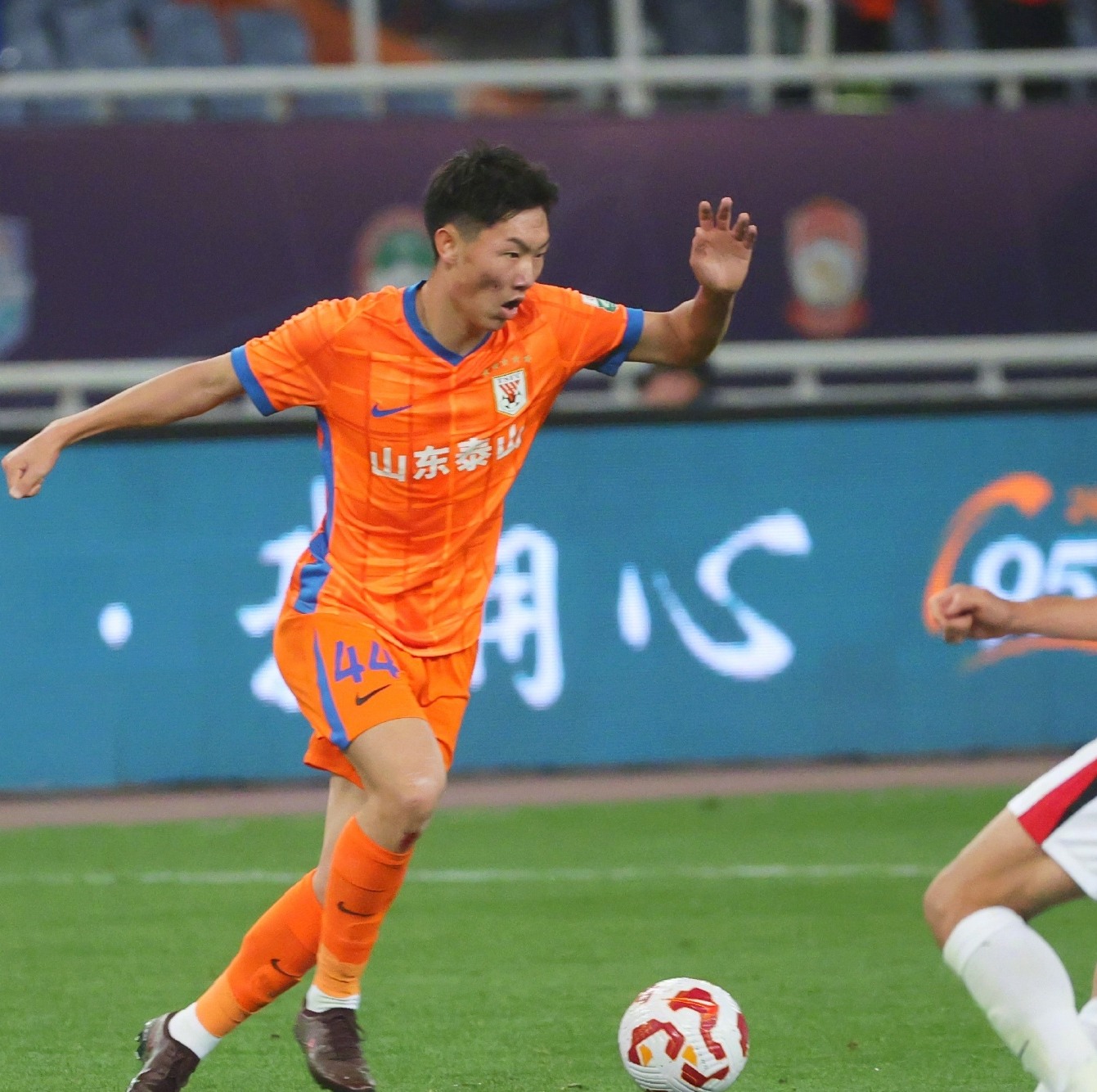 爱游戏APP官方下载关于国际比赛日山东泰山备战意甲,战术微调细节曝光,态度坚定,纪律约束更严格的信息